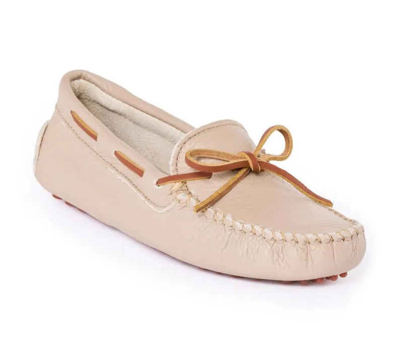 Boat Shoes & Slip-Ons>Minnetonka Women's Classic Driver Casual Shoes