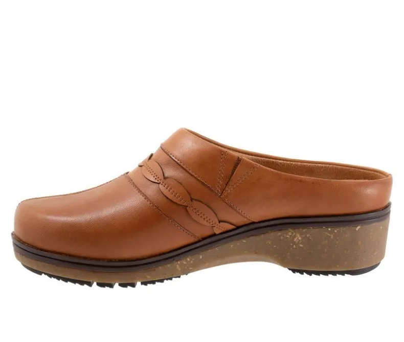 Clogs & Mules>Softwalk Women's Amber 3.0 Clogs