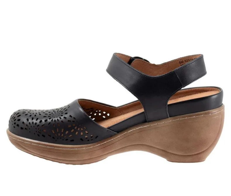 Clogs & Mules>Softwalk Women's Mabelle Perf Clogs