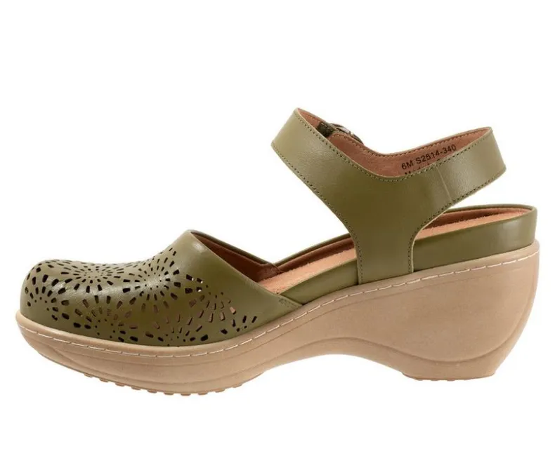 Clogs & Mules>Softwalk Women's Mabelle Perf Clogs