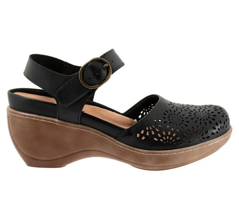 Clogs & Mules>Softwalk Women's Mabelle Perf Clogs