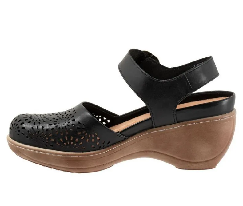 Clogs & Mules>Softwalk Women's Mabelle Perf Clogs
