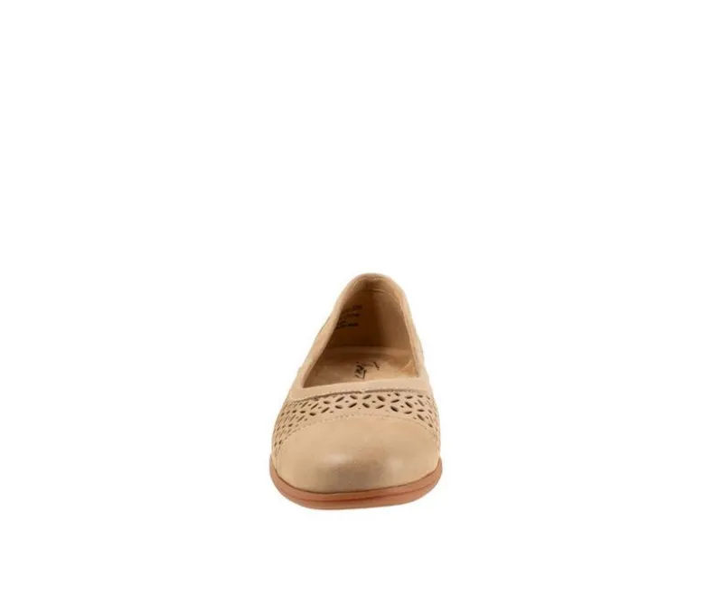 Flats>Trotters Women's Delmara Perf Flats