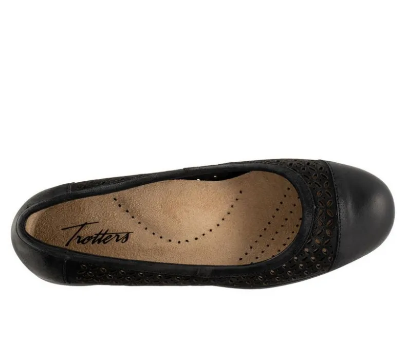 Flats>Trotters Women's Delmara Perf Flats